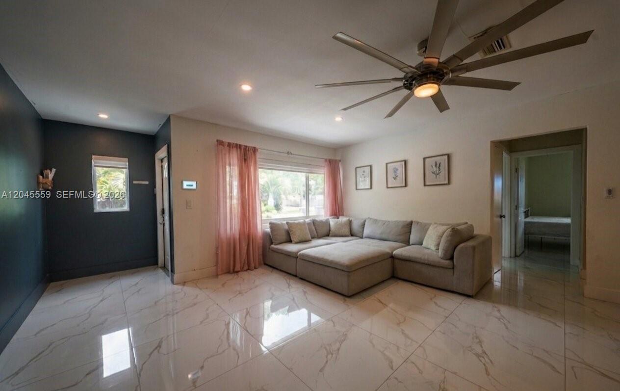 7304 Mckinley St, Hollywood FL 33024 photo 4