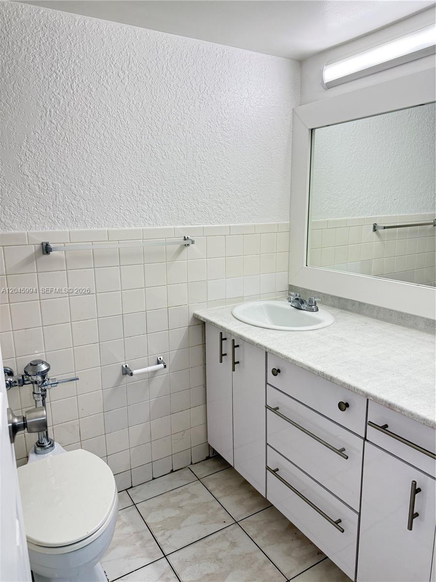 Hallandale Beach, FL 33009 photo 3