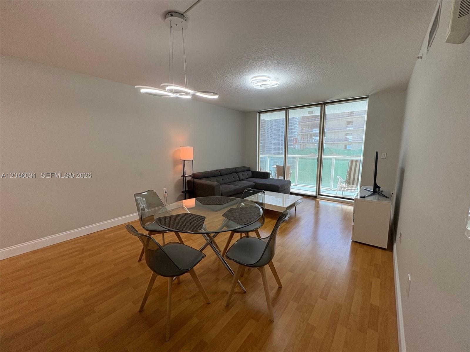 Miami, FL 33131 photo 3