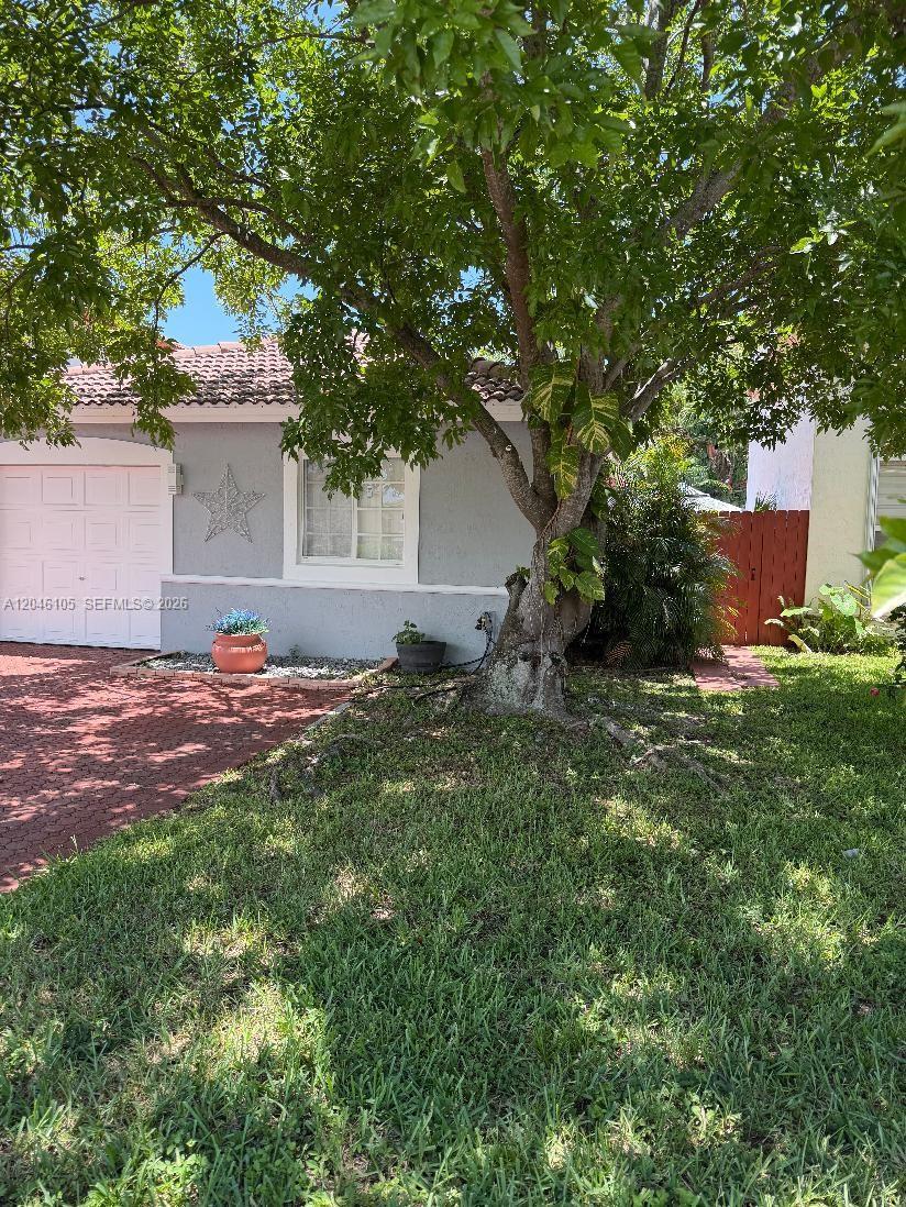 19554 NW 79th Pl, Hialeah FL 33015 photo 2