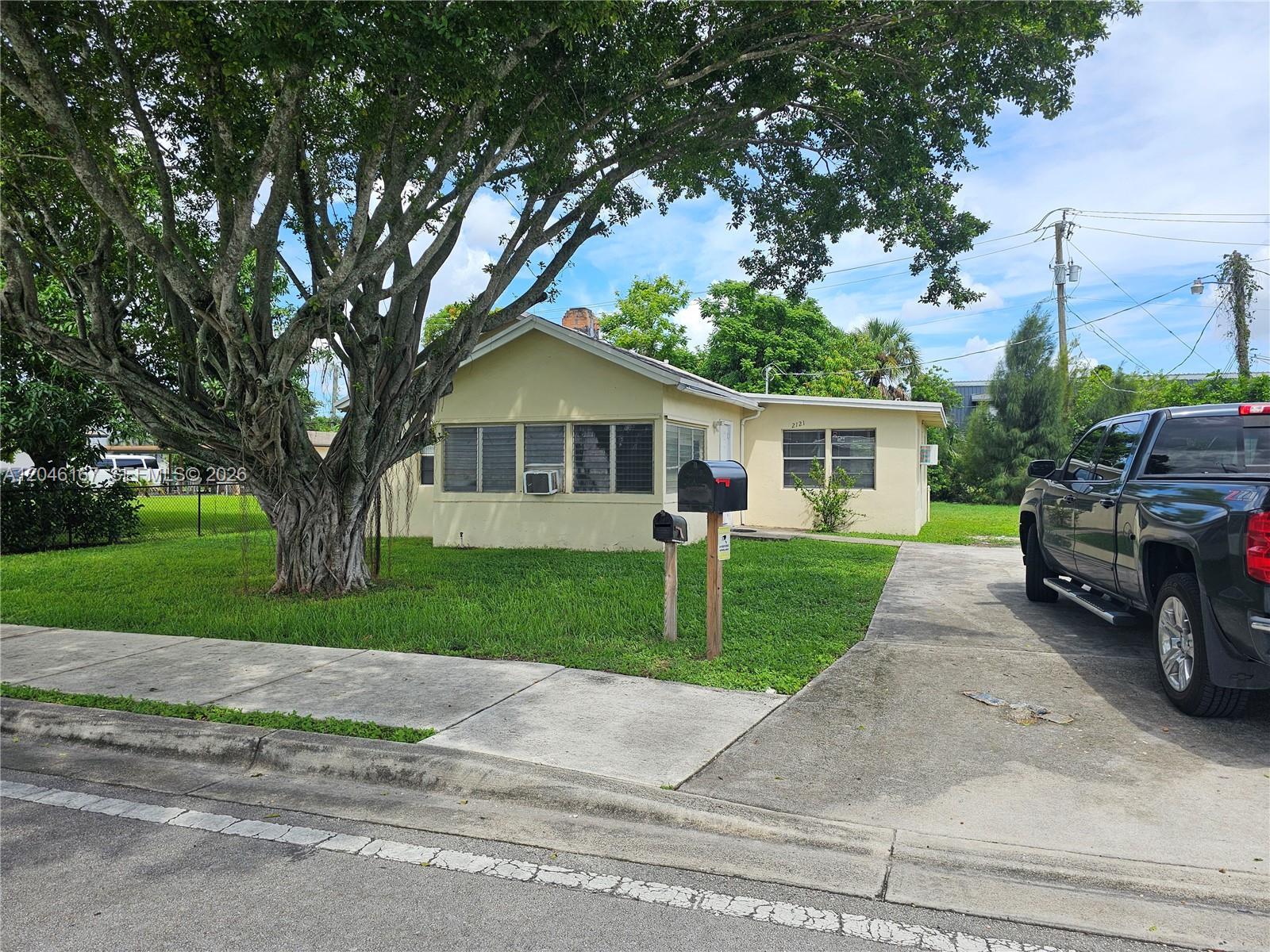 2121 NW 28th St, Oakland Park FL 33311