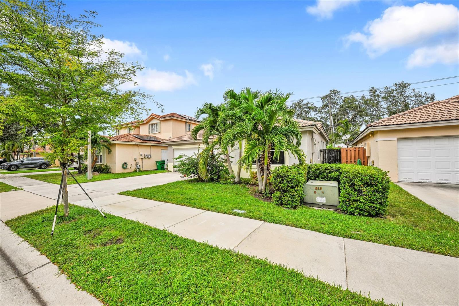 13761 N Garden Cove Circle, Davie FL 33325 photo 2