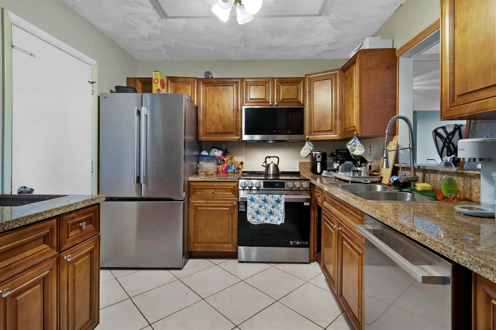 408 NW 68th Avenue # 405, Plantation FL 33317 photo 3