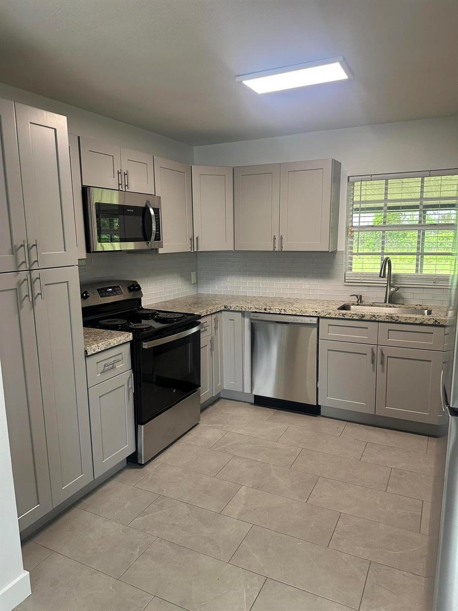 4786 Cambridge Street, FL 33463 photo 4