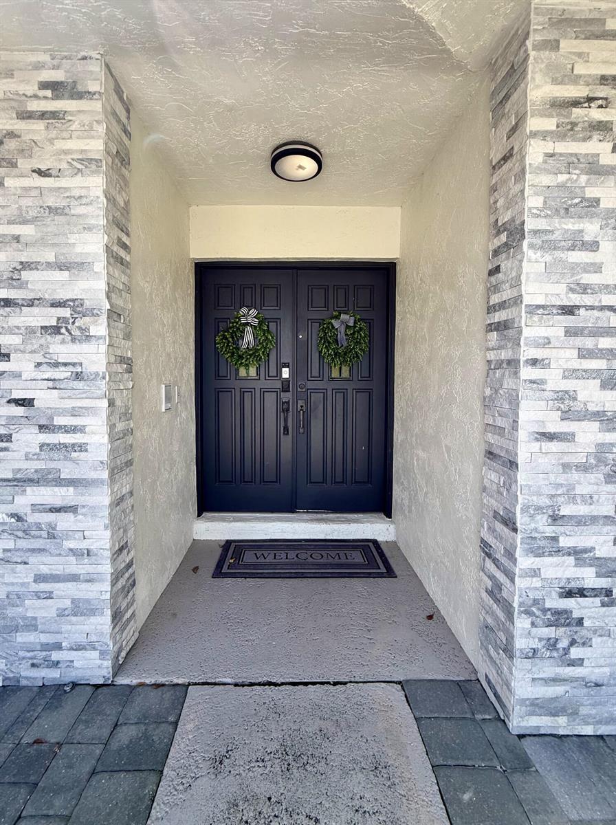 325 Knotty Wood Lane, Wellington FL 33414 photo 2