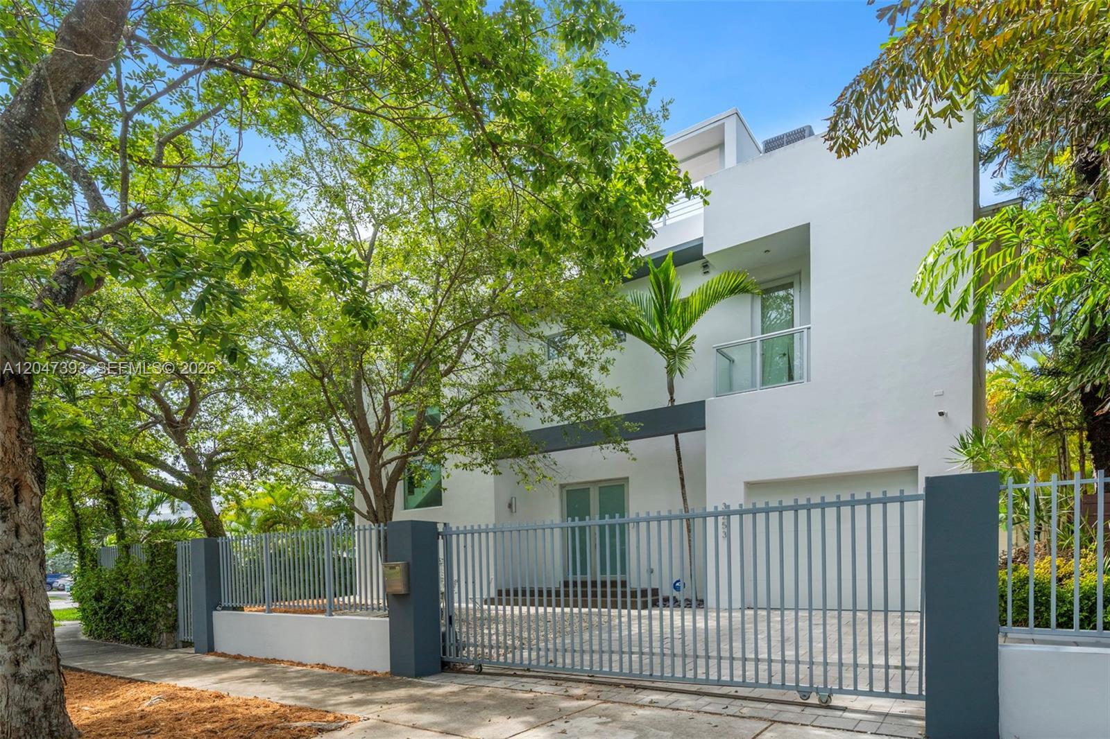 3253 Mcdonald St, Miami FL 33133 photo 4