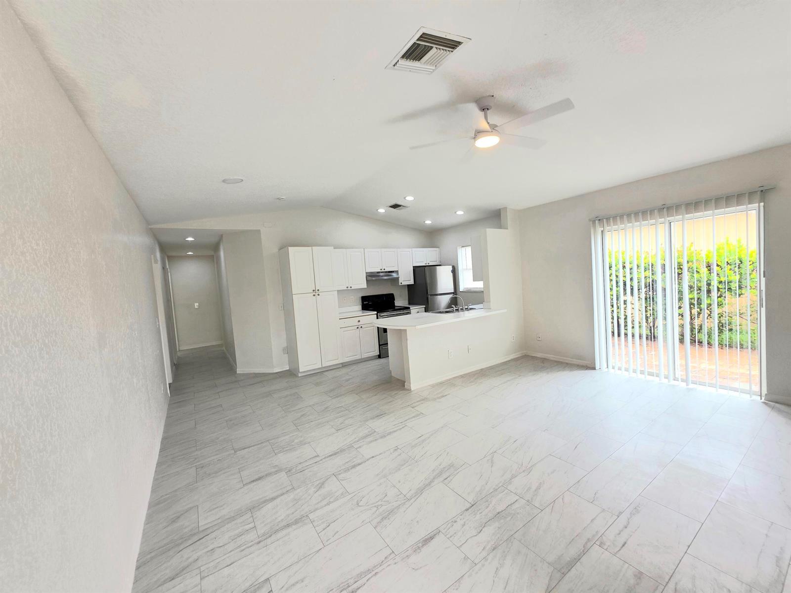 569 E Ridge Circle N, Boynton Beach FL 33435 photo 2
