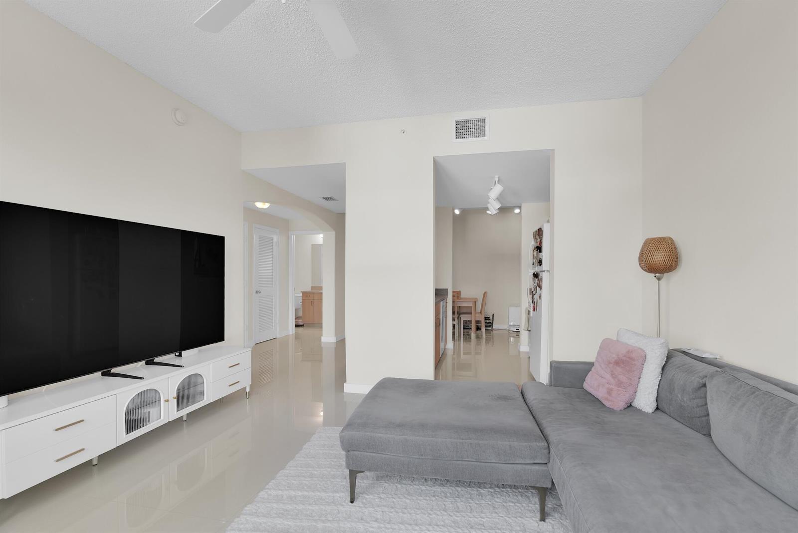 533 NE 3rd Avenue, Fort Lauderdale FL 33301 photo 2