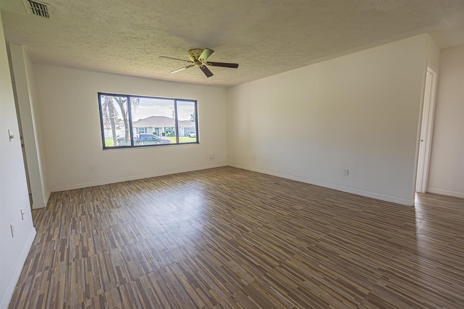 922 SE Thornhill Drive, Port St. Lucie FL 34983 photo 3