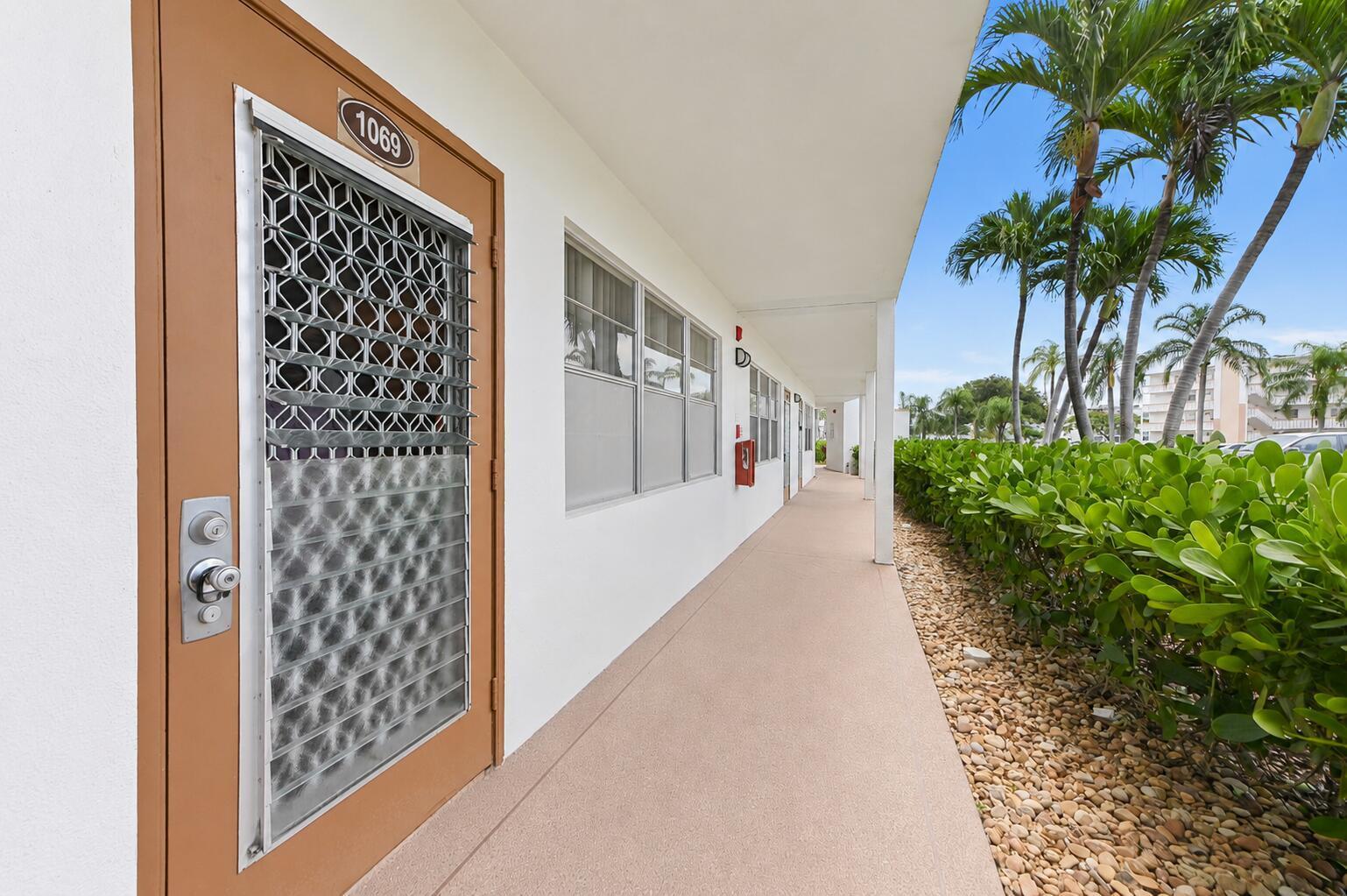 1069 Cornwall D, Boca Raton FL 33434 photo 2
