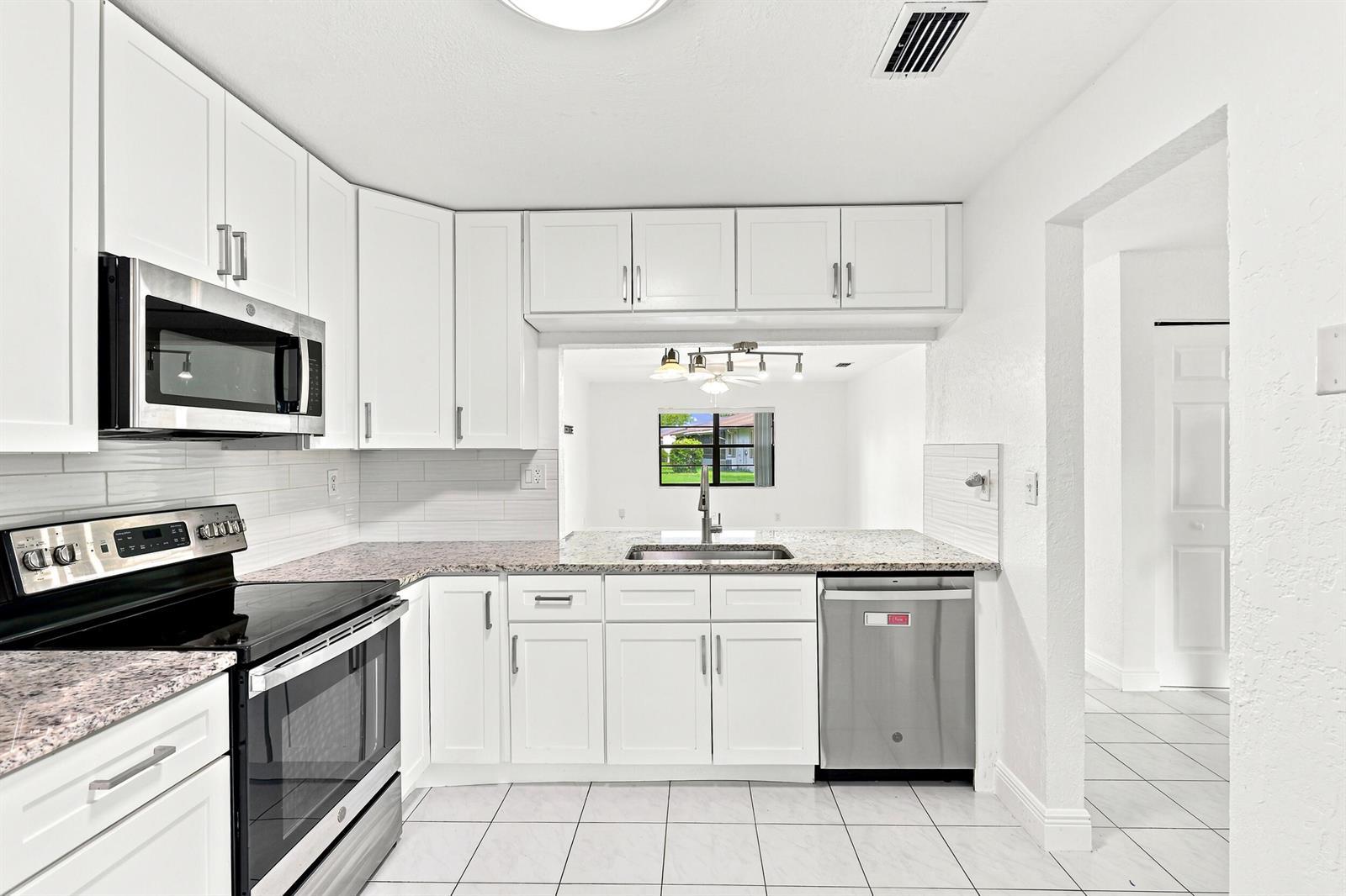 10 Seneca Court, Royal Palm Beach FL 33411 photo 2