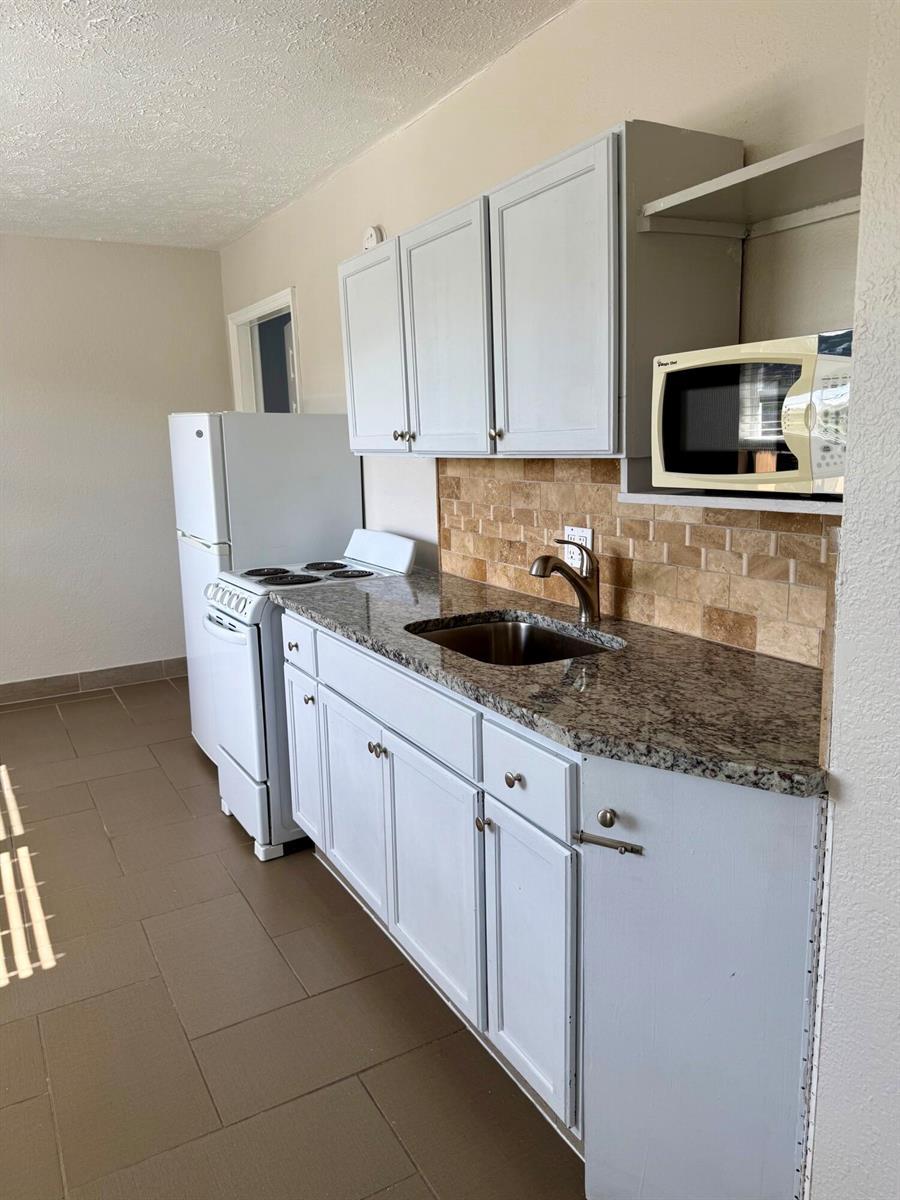 605 N Federal Highway # 14, FL 33460 photo 4
