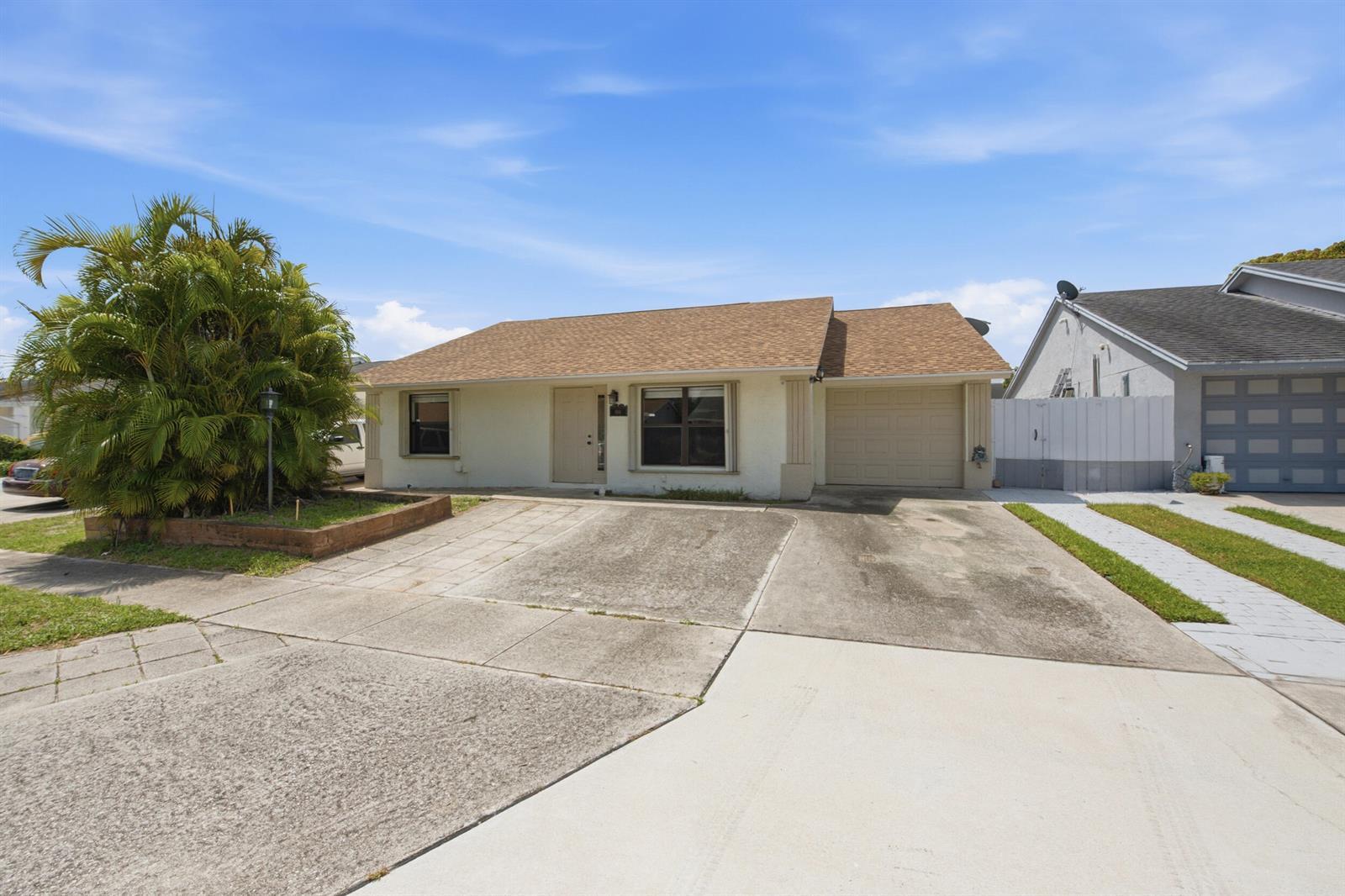 5814 Ithaca Circle E, Lake Worth FL 33463