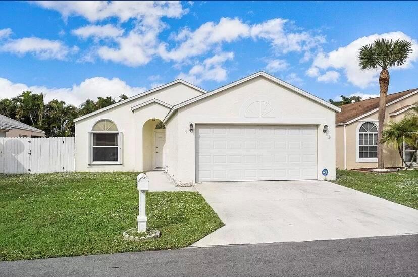7 Bentwater Circle, Boynton Beach FL 33426