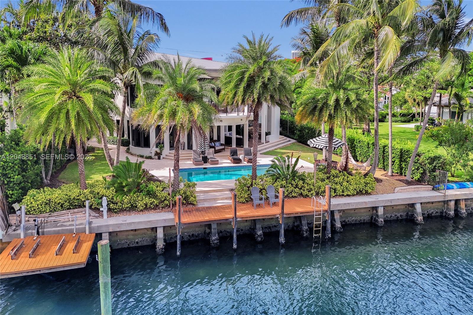 113 Holiday Dr, Hallandale Beach FL 33009
