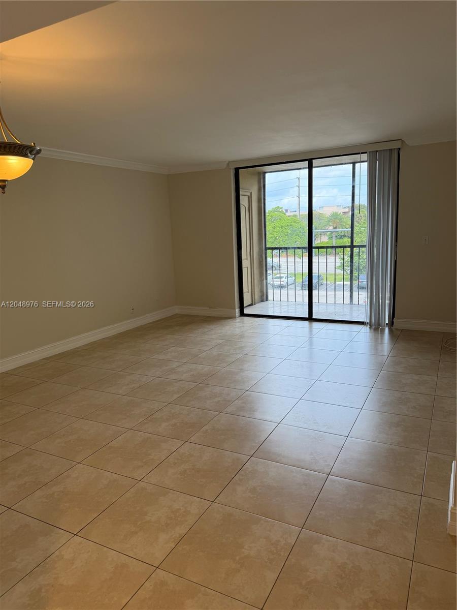 8635 NW 8th St # 303, Miami FL 33126 photo 3