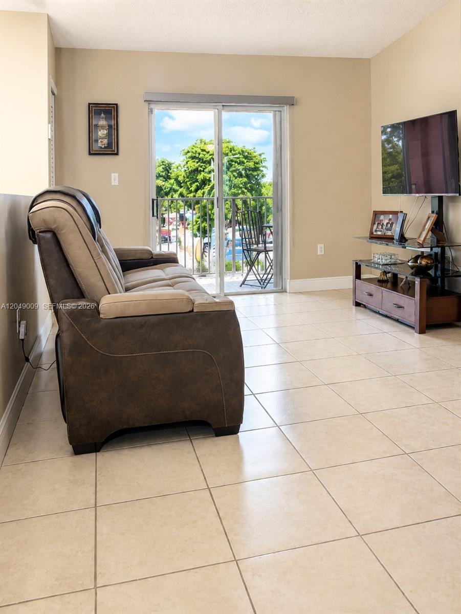 5800 W 18th Ln, Hialeah FL 33012 photo 4