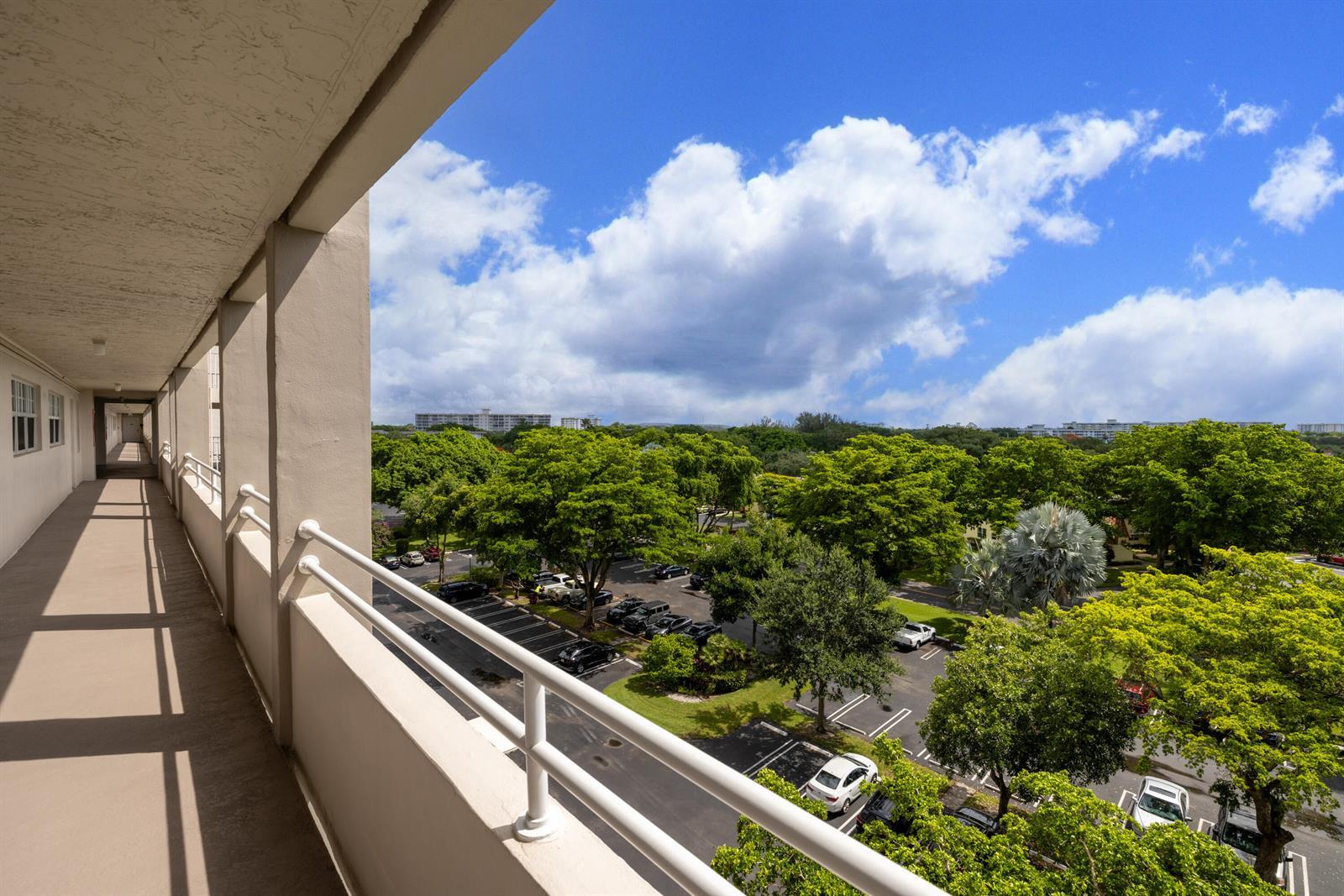 575 Oaks Lane # 708, Pompano Beach FL 33069 photo 4
