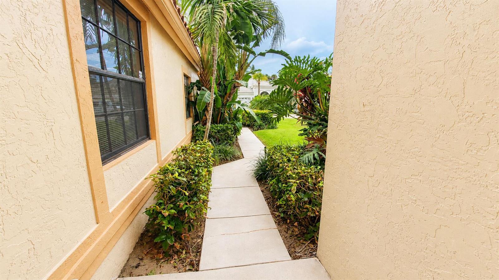 10139 Lexington Circle N, Boynton Beach FL 33436 photo 2