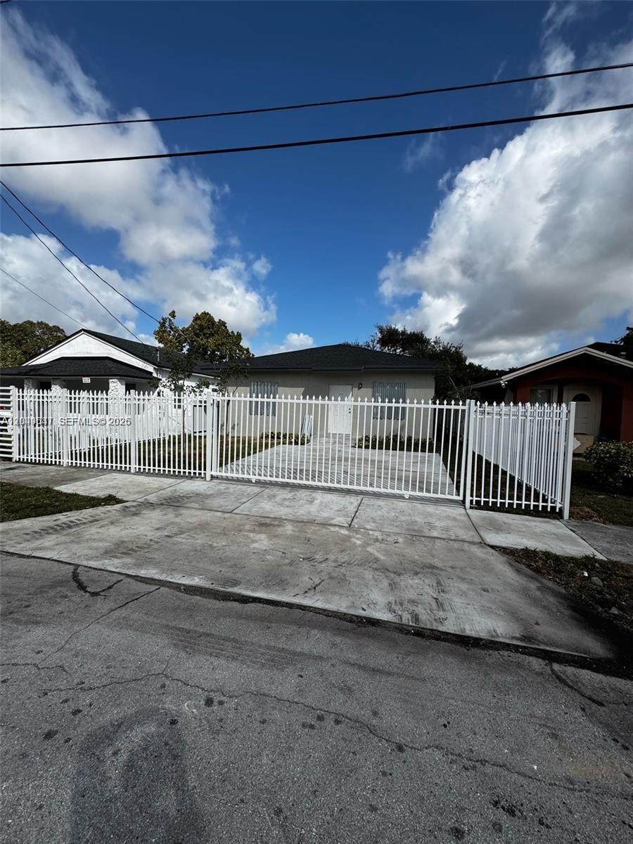 1717 NW 70th St, Miami FL 33147