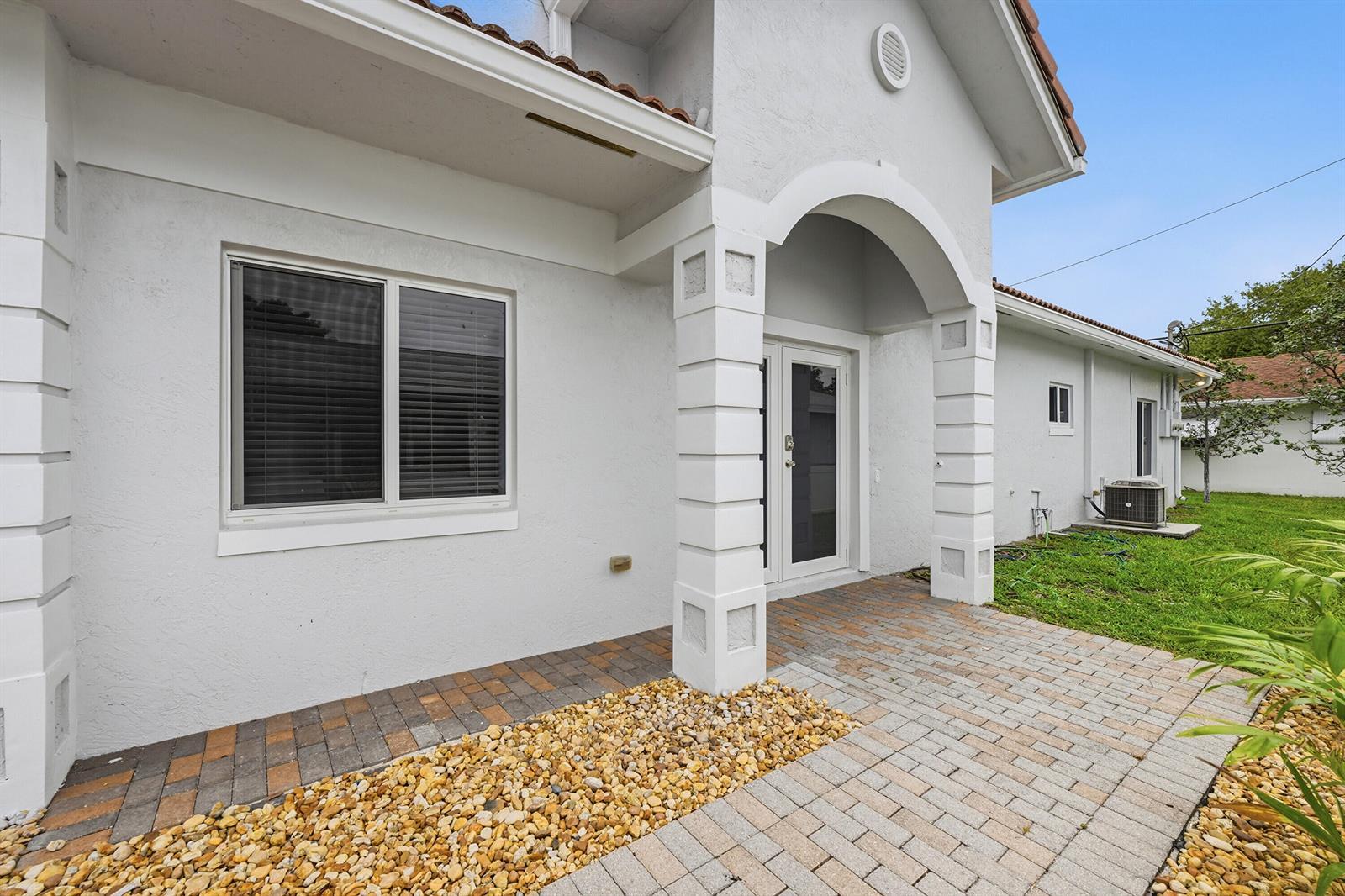 911 NE 12th Avenue, Pompano Beach FL 33060 photo 2
