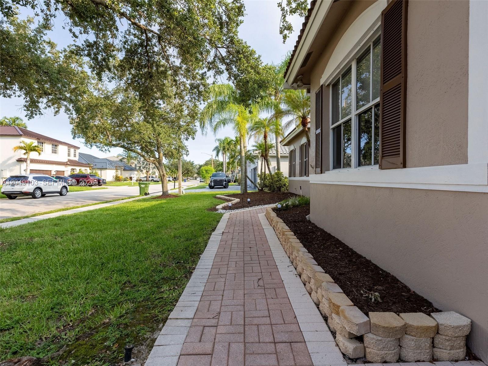 744 SW 159th Ln, Pembroke Pines FL 33027 photo 5