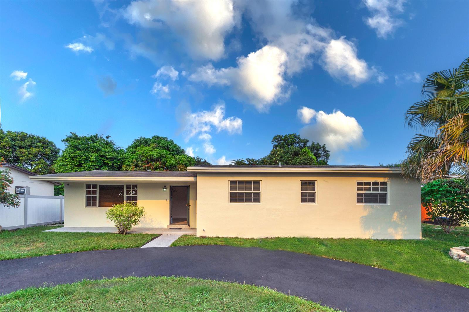 301 N 65th Way, Hollywood FL 33024 photo 2