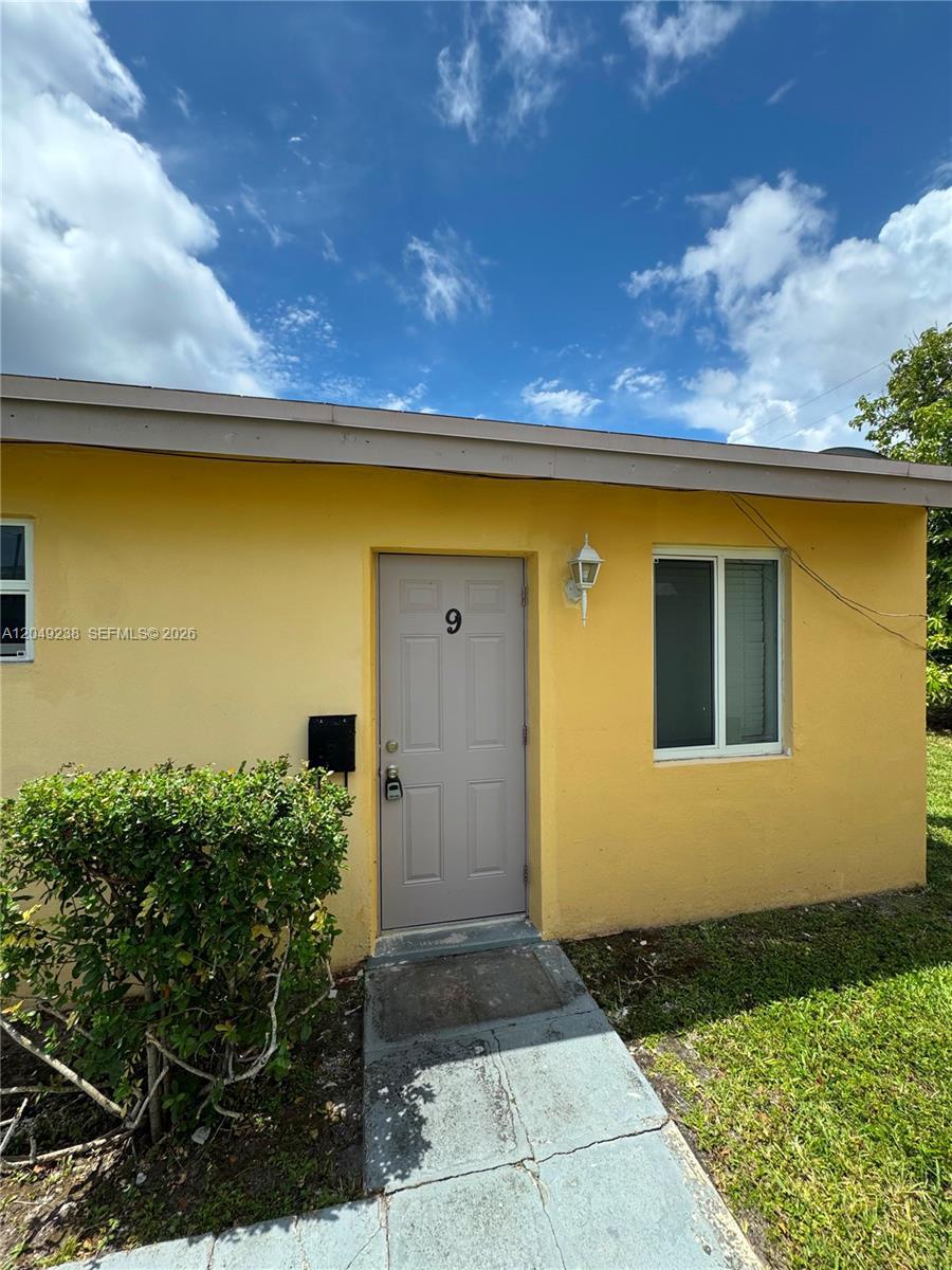 North Miami Beach, FL 33162 photo 2