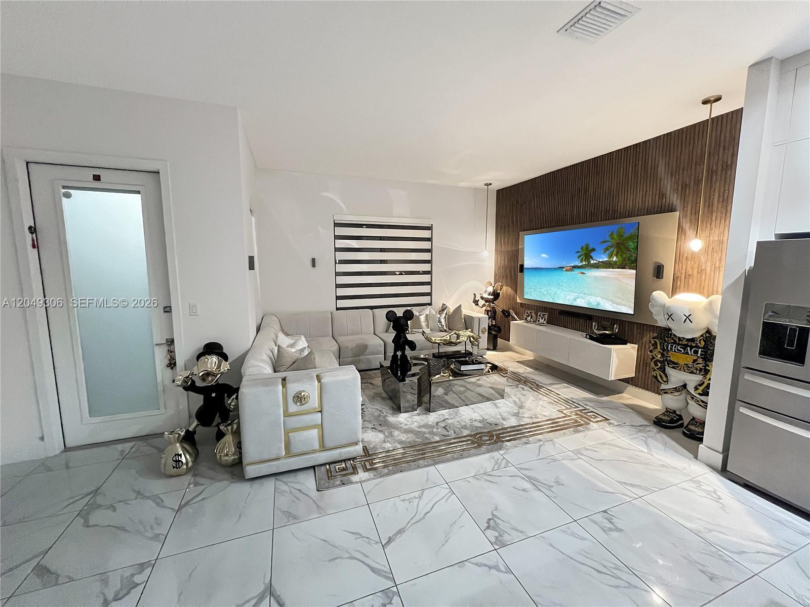 4386 NW 80th Ct, Doral FL 33166 photo 2