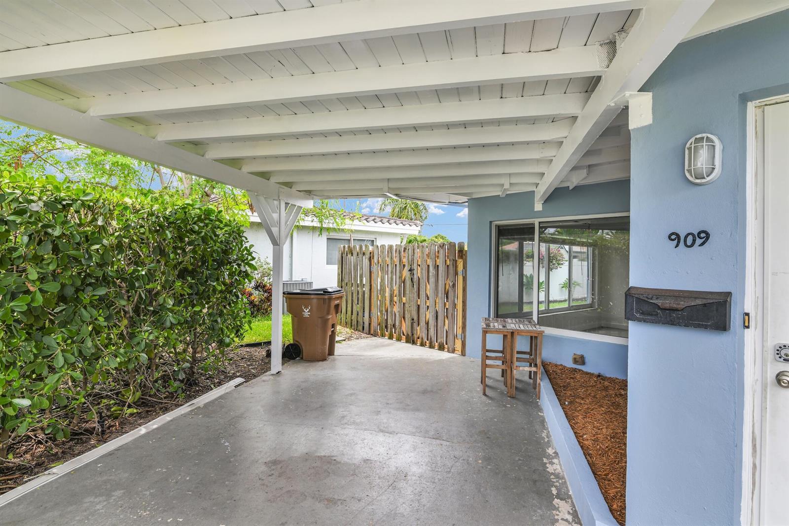 909 SE 16 Place, Deerfield Beach FL 33441 photo 2
