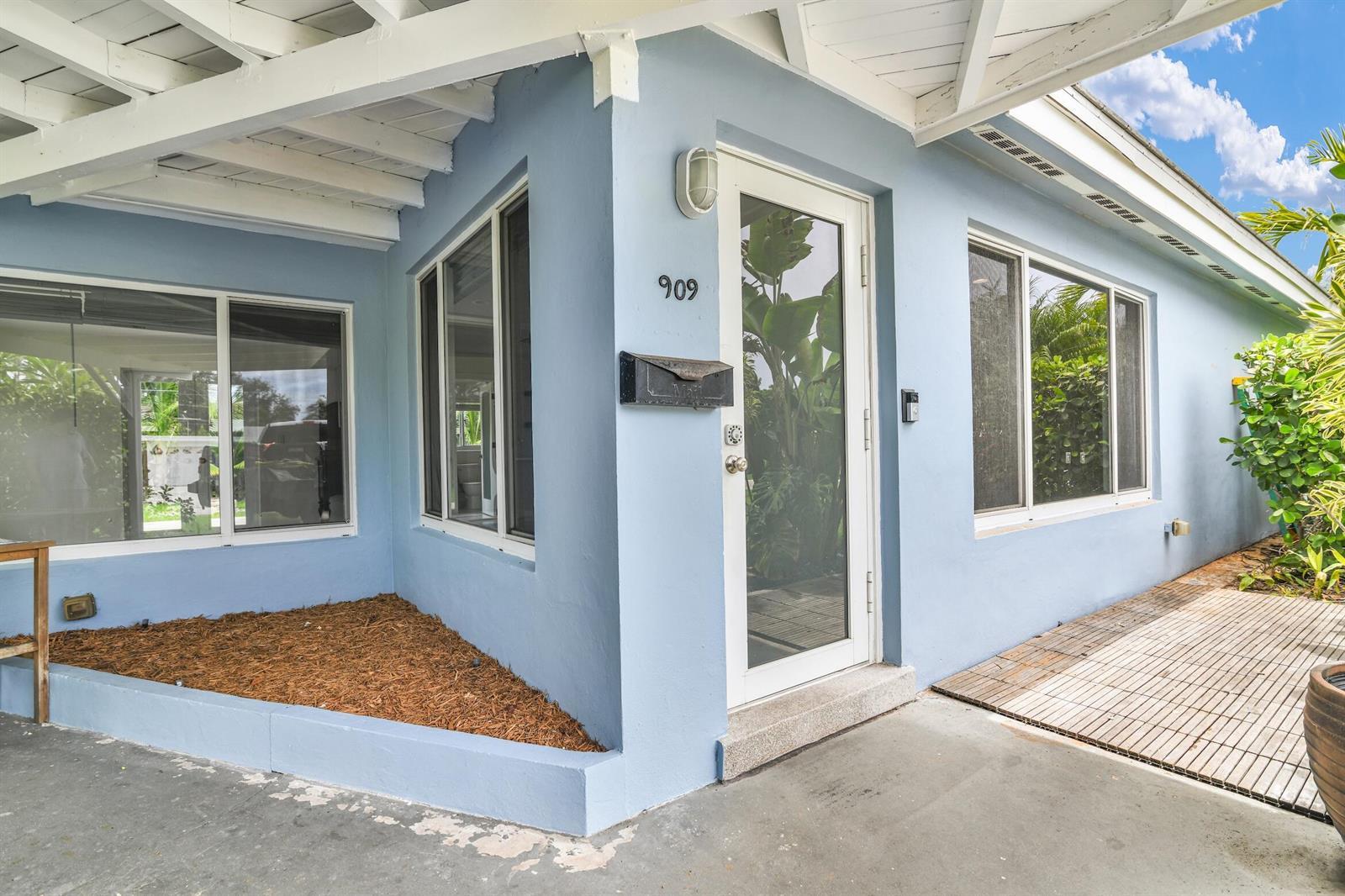 909 SE 16 Place, Deerfield Beach FL 33441 photo 3