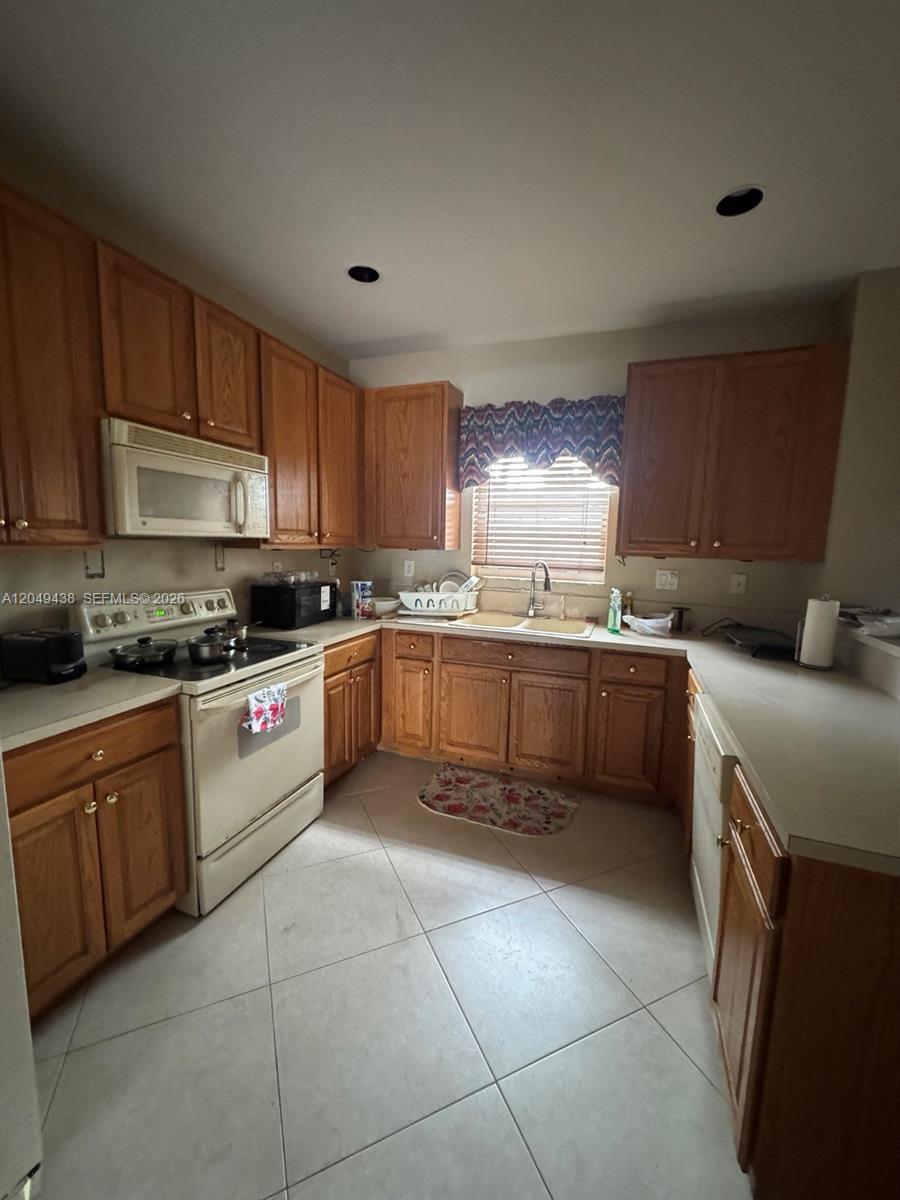 7558 NW 17th Dr, Pembroke Pines FL 33024 photo 2