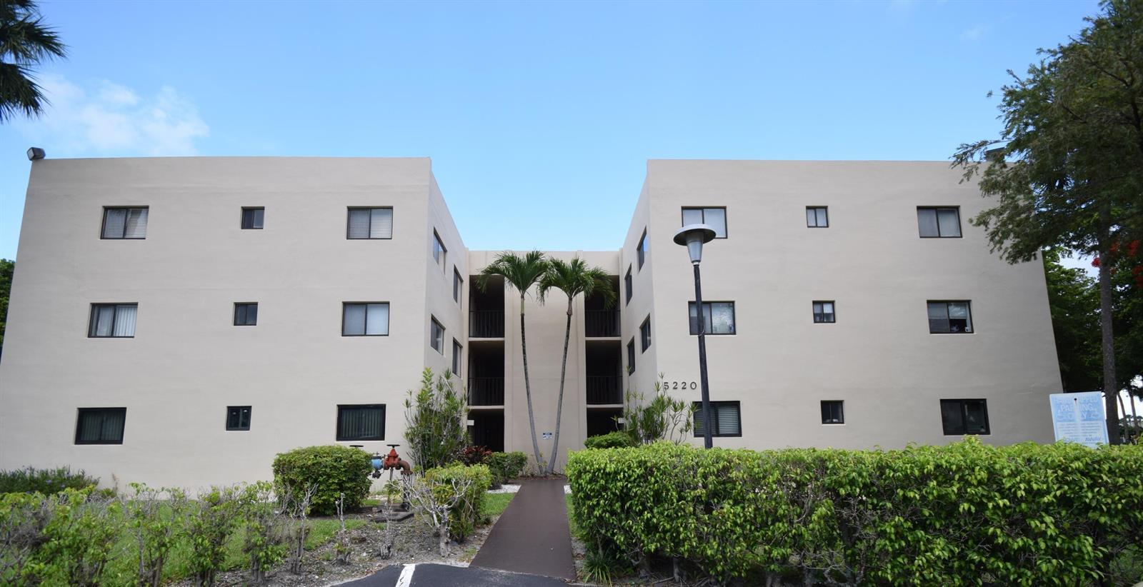 5220 Las Verdes Circle # 220, Delray Beach FL 33484 photo 2