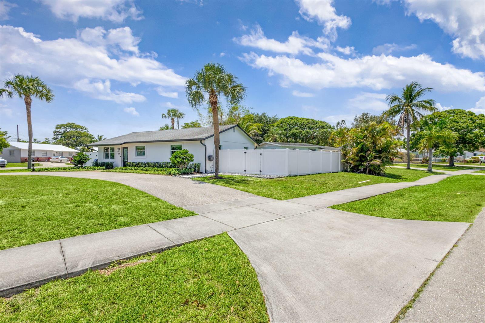 204 W Whitney Drive, Jupiter FL 33458 photo 2