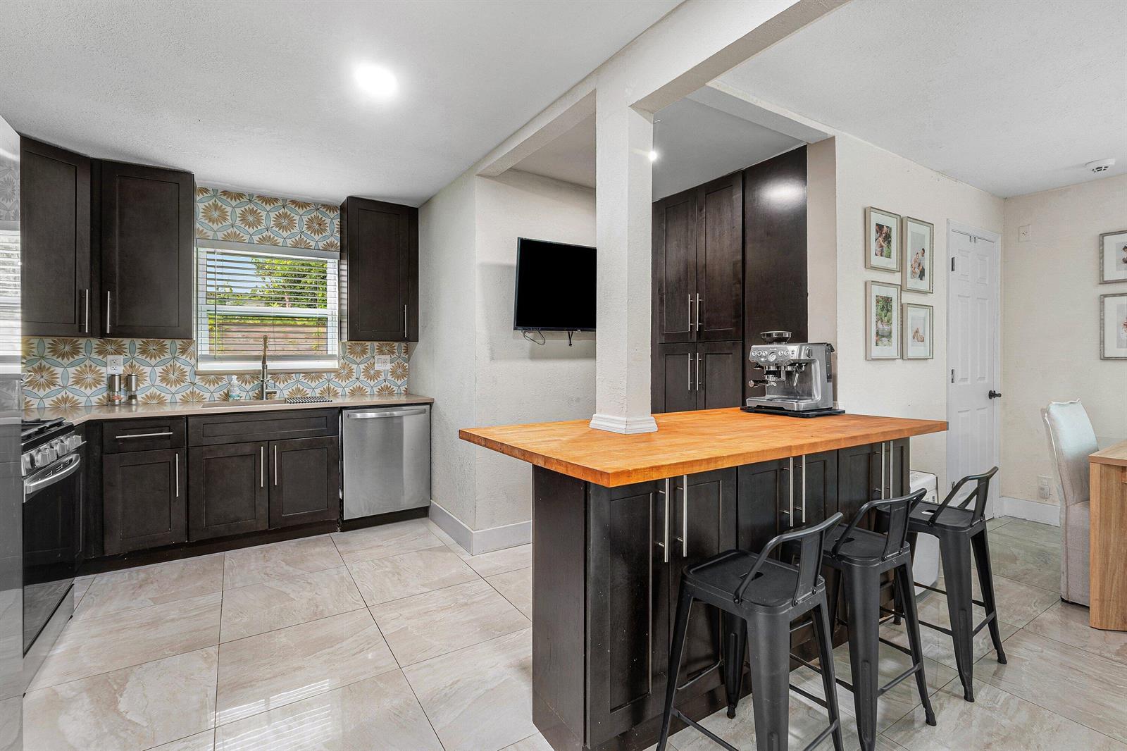711 Laurel Drive, Lake Park FL 33403 photo 4