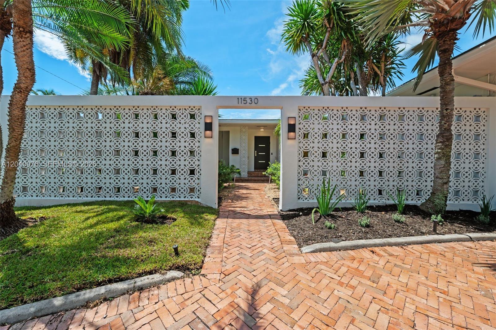 11530 NE 22nd Dr, North Miami FL 33181 photo 2
