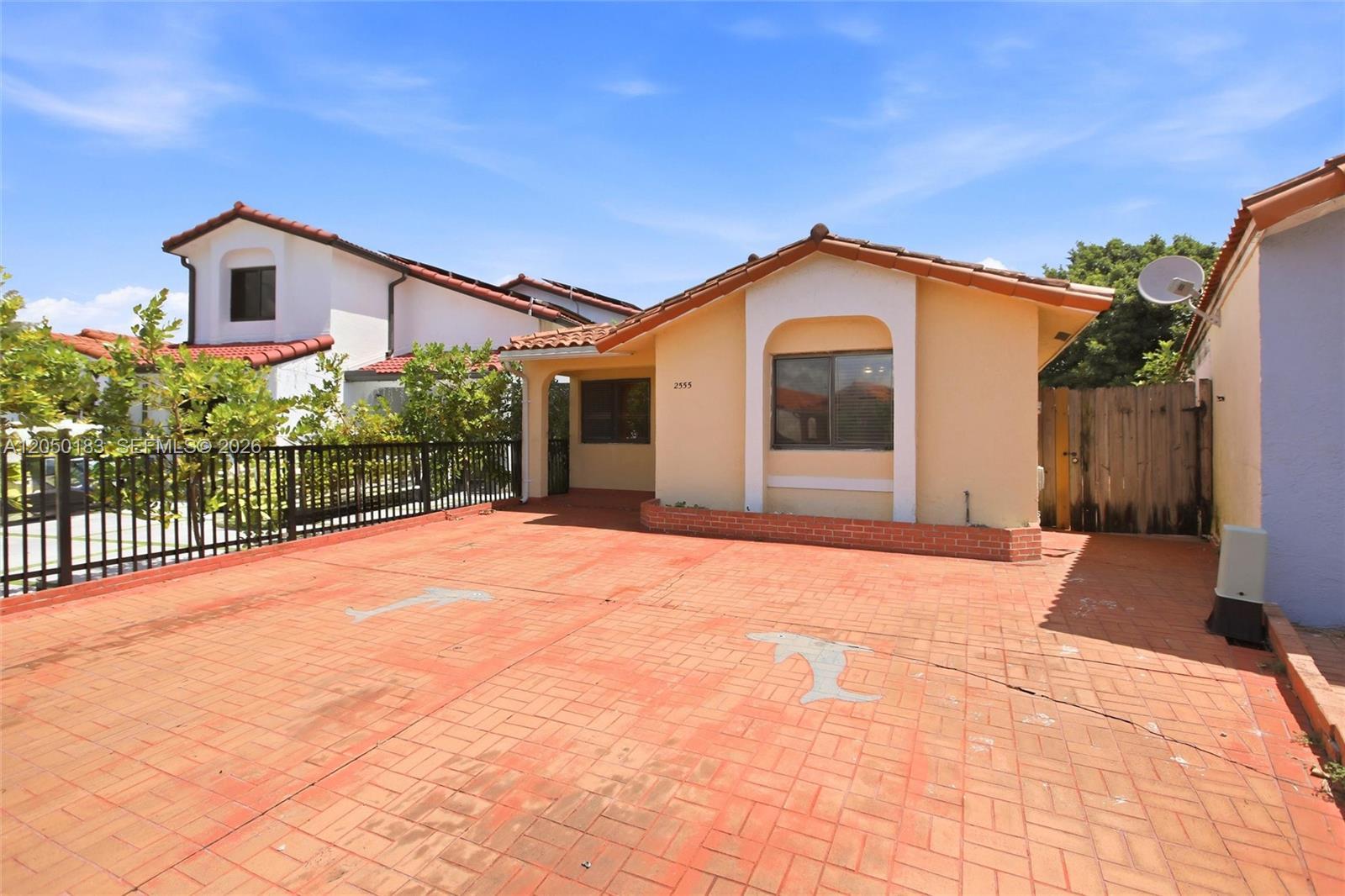 2555 W 65th St, Hialeah FL 33016 photo 2