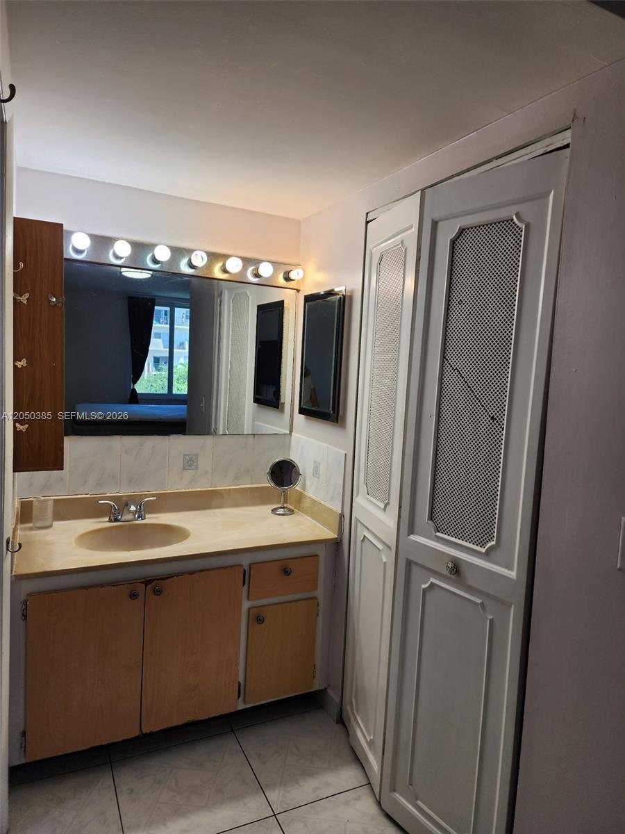 250 180th Dr # 301, Sunny Isles Beach FL 33160 photo 2