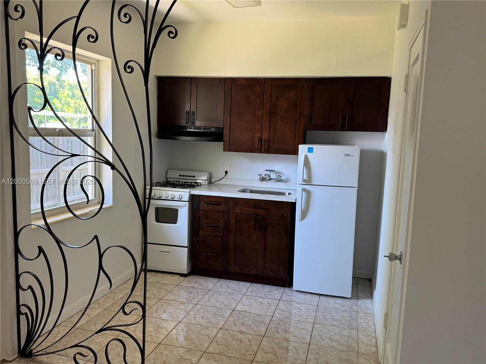 2499 SW 27th St # 5, Miami FL 33133