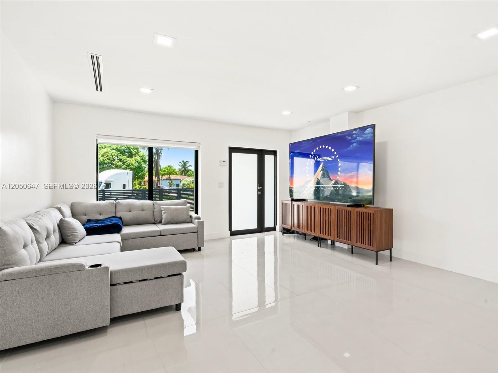 15725 NE 11th Ct, North Miami Beach FL 33162 photo 4