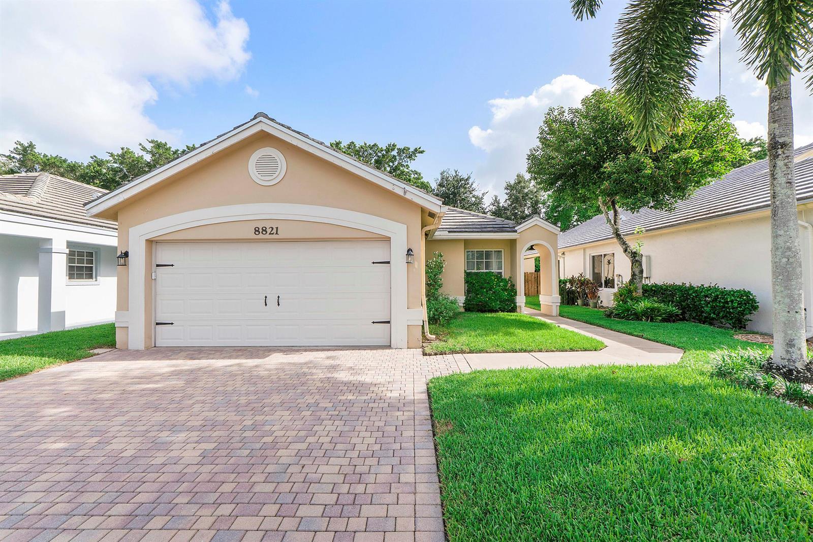 8821 Lake Park Circle N, Davie FL 33328 photo 2