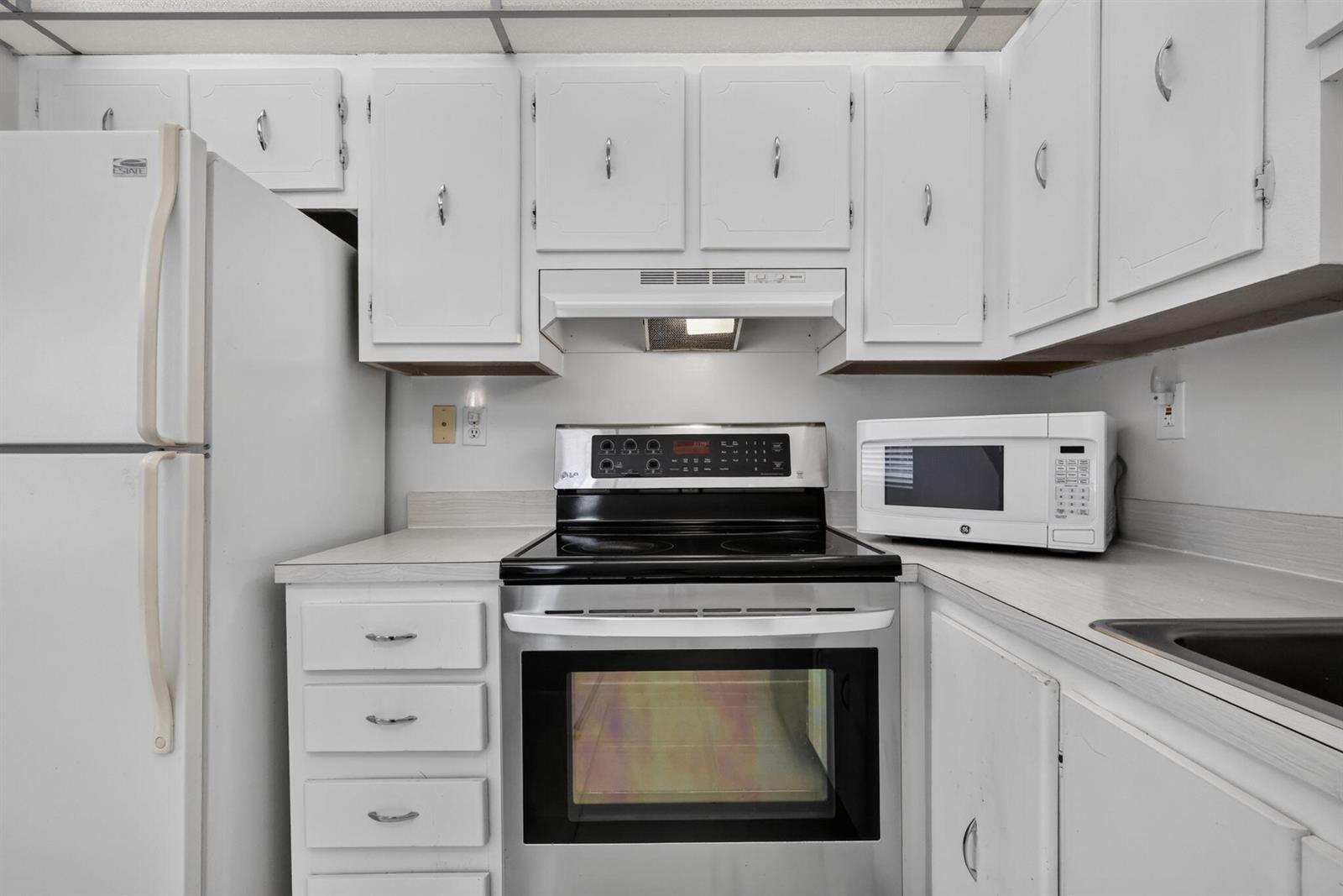 40 Burgundy A, Delray Beach FL 33484 photo 2