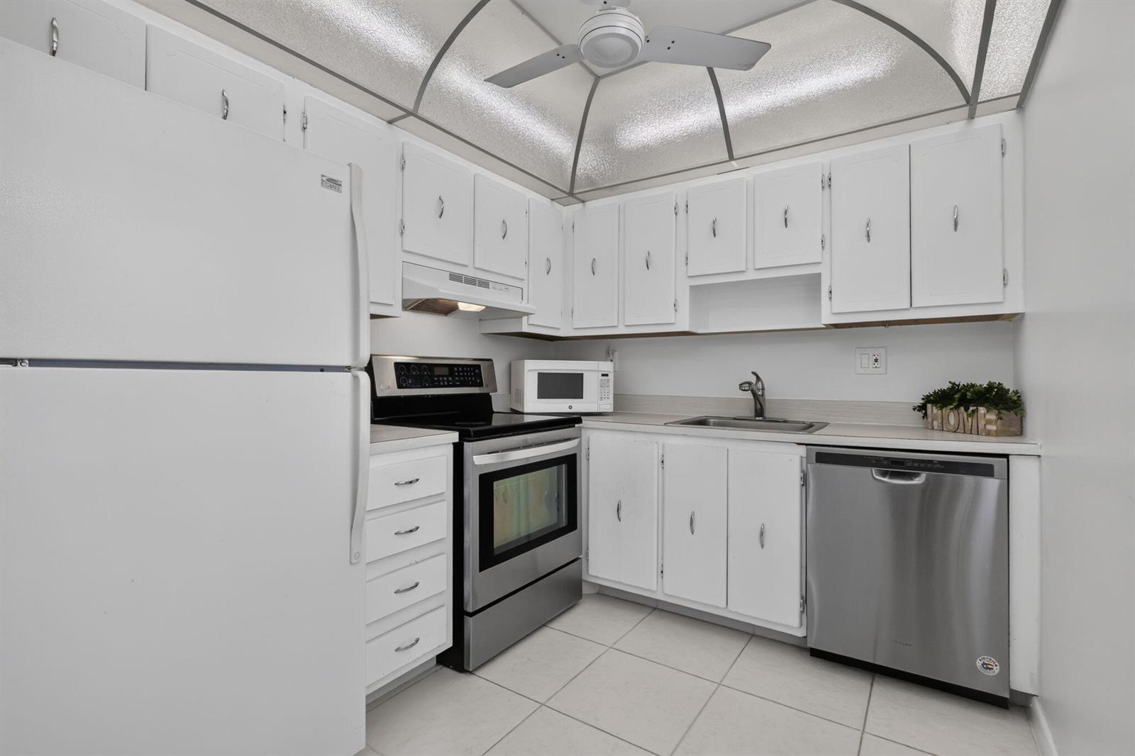 40 Burgundy A, Delray Beach FL 33484 photo 3
