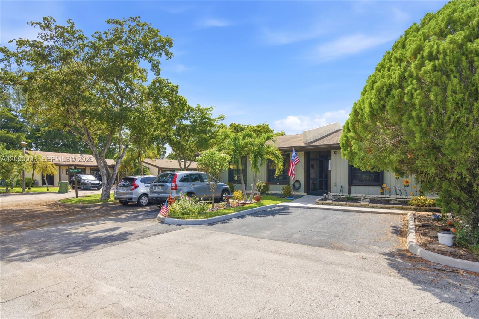 10231 Buttercup Ct, Pembroke Pines FL 33026 photo 2