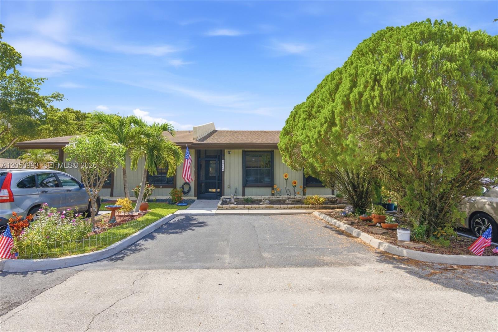 10231 Buttercup Ct, Pembroke Pines FL 33026 photo 3