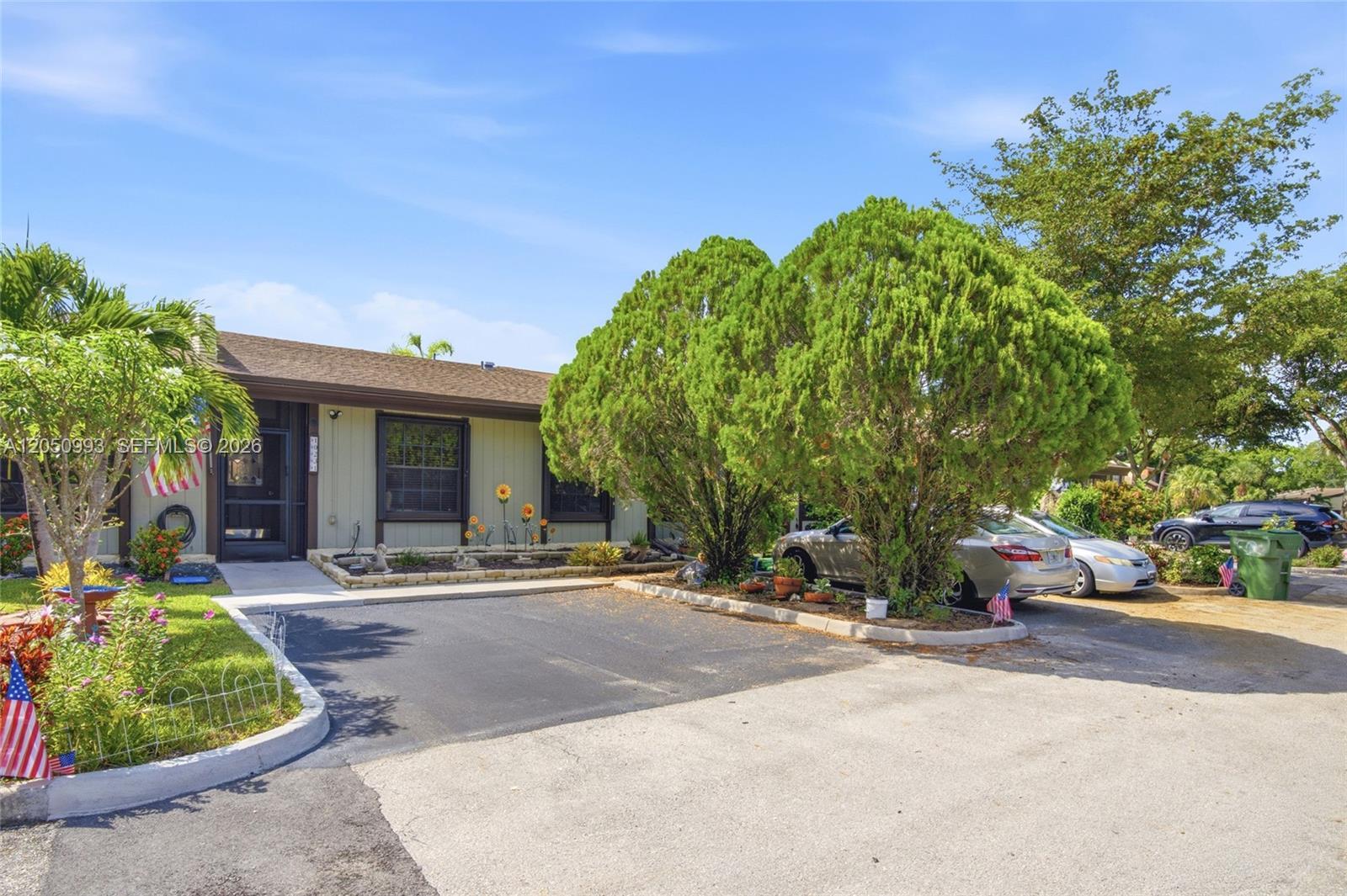 10231 Buttercup Ct, Pembroke Pines FL 33026 photo 4