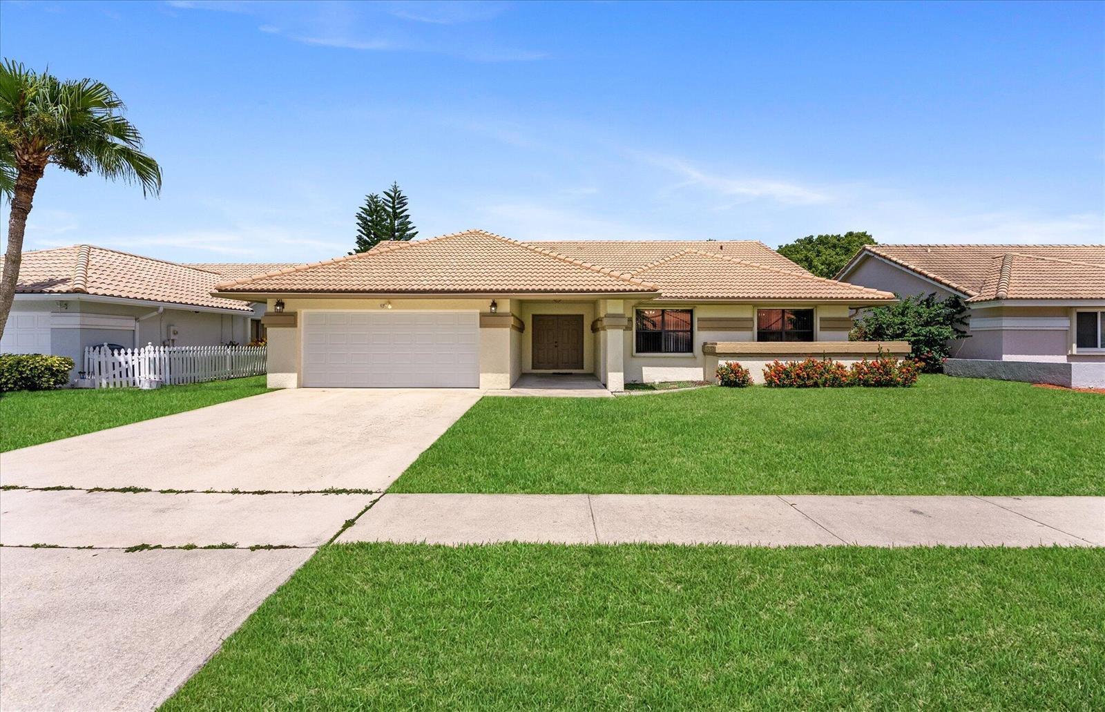 5809 Sun Pointe Circle, Boynton Beach FL 33437 photo 2
