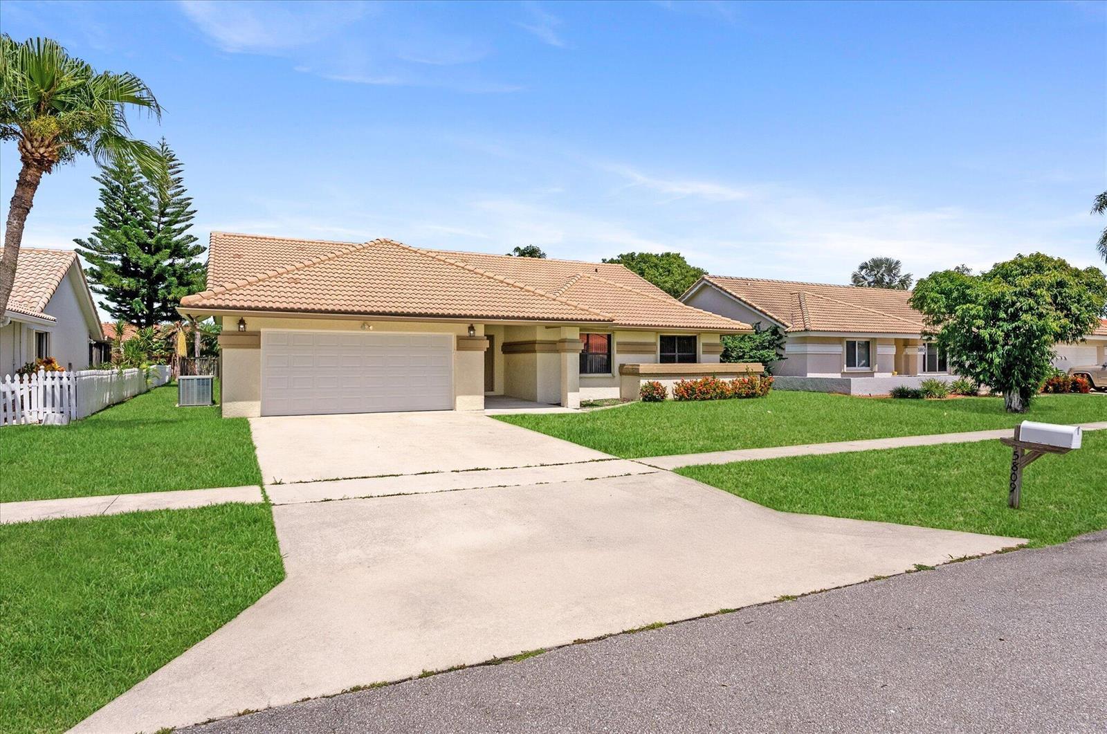 5809 Sun Pointe Circle, Boynton Beach FL 33437 photo 3