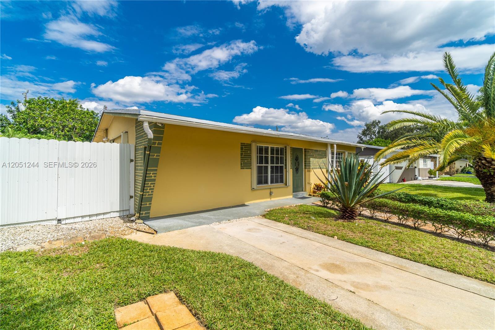6661 Greene St, Hollywood FL 33024 photo 2
