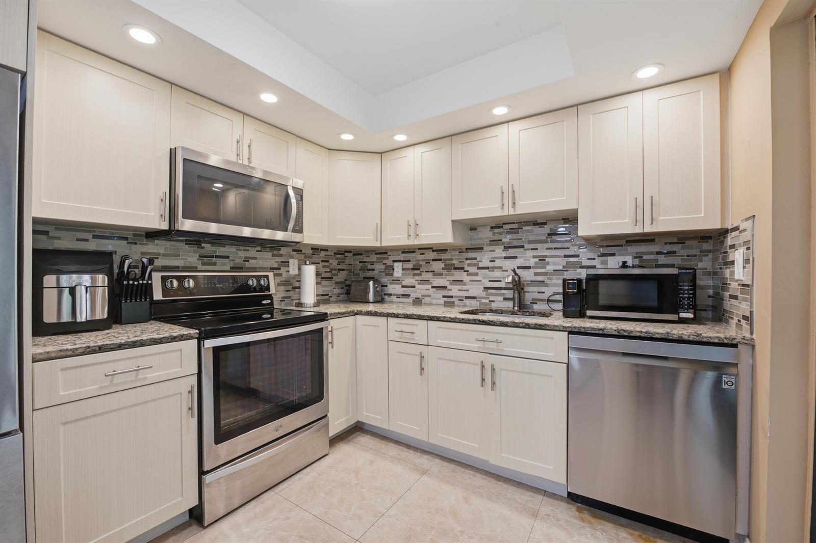 54 Capri B, Delray Beach FL 33484 photo 2